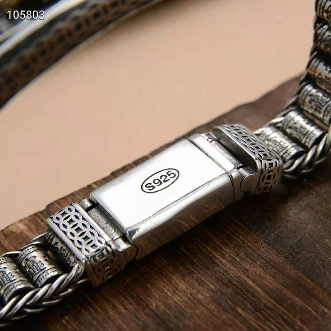 Bracelet en argent fait main avec fonction de thérapie magnétique.