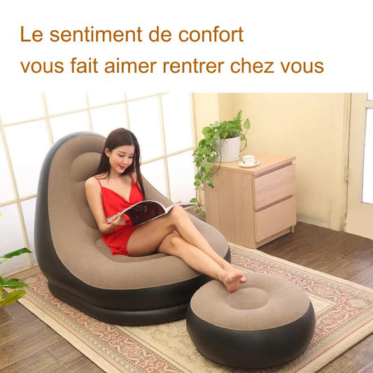 Chaise longue gonflable avec repose-pieds.