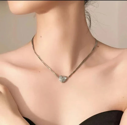 Collier d'amour magnétique luxueux et élégant.