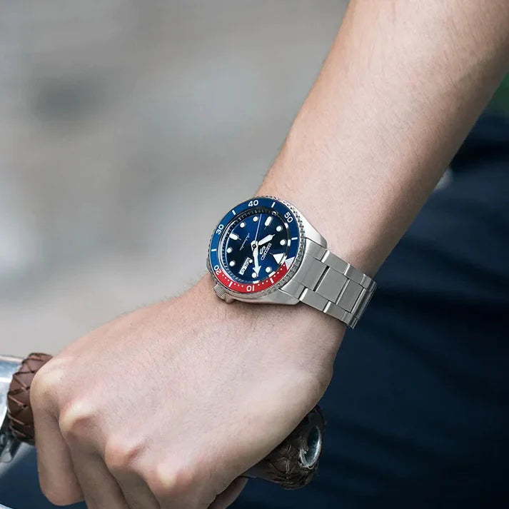 Montre à quartz de luxe pour hommes.