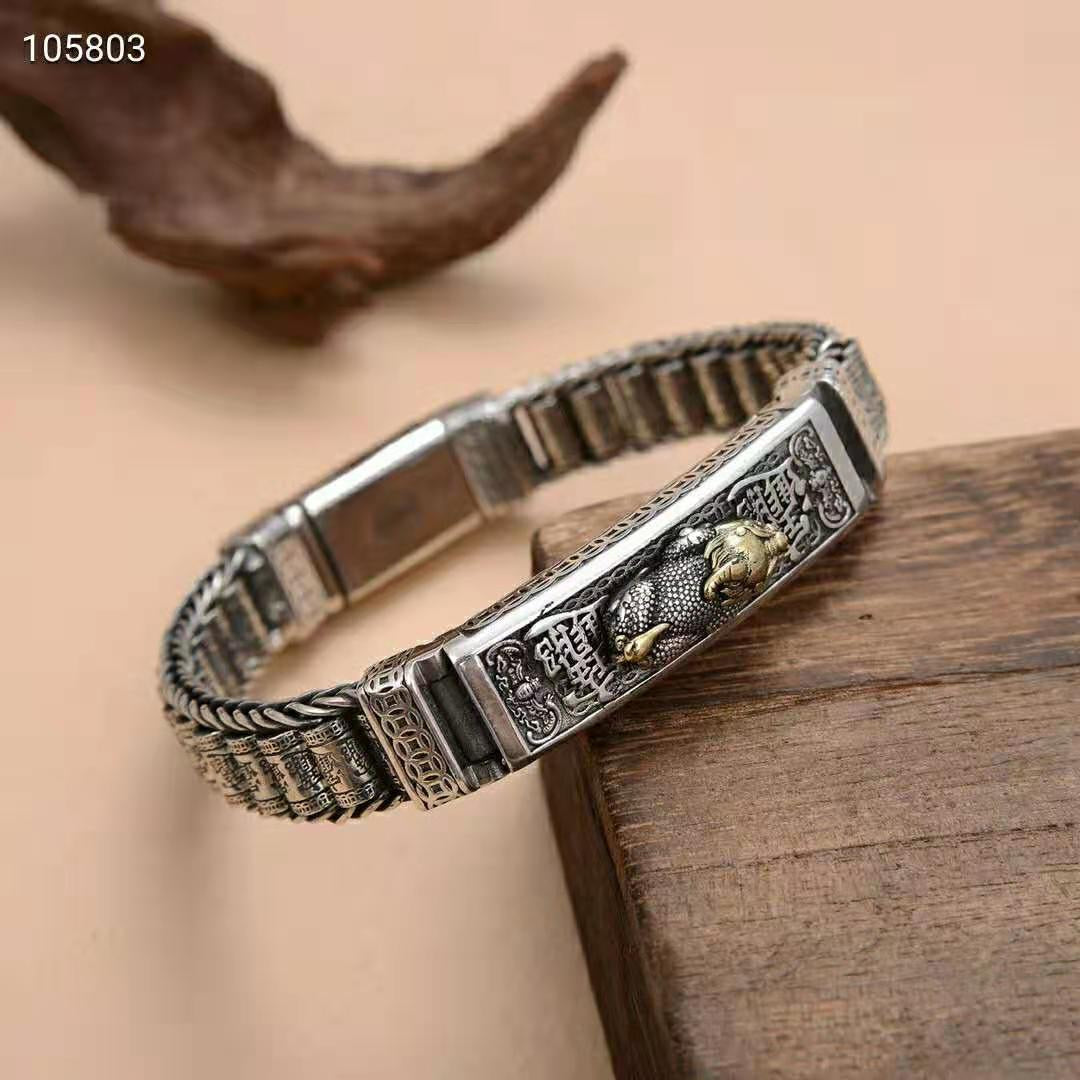 Bracelet en argent fait main avec fonction de thérapie magnétique.