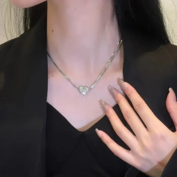 Collier d'amour magnétique luxueux et élégant.