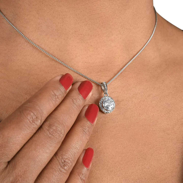 Collier femme brillant avec coffret cadeau magique.