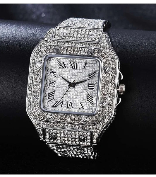 Montre suisse moderne à cadran carré et diamants pour femme.