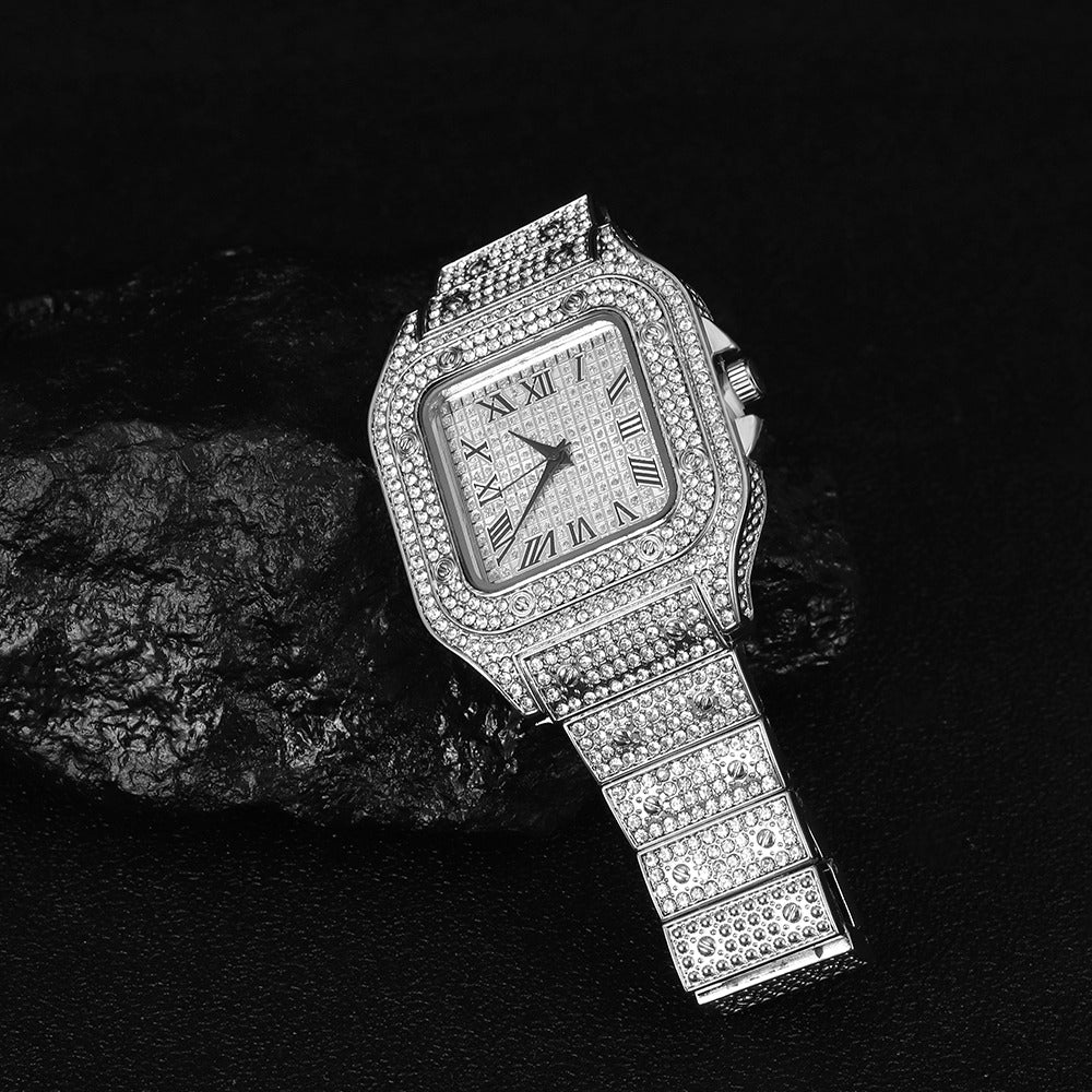 Montre suisse moderne à cadran carré et diamants pour femme.