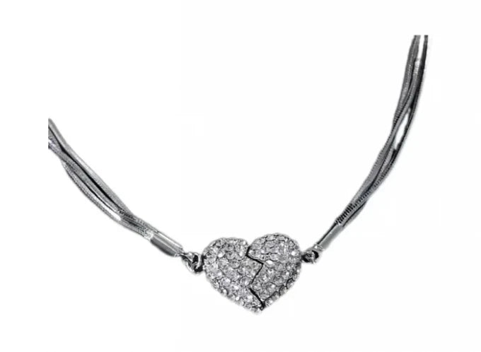 Collier d'amour magnétique luxueux et élégant.